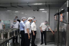 会上大师环绕食材集中采购、炊事经费办理、食